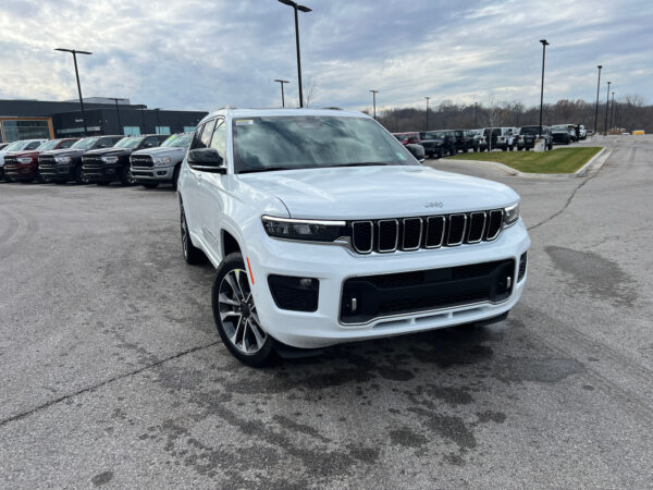 2025 Jeep GRAND CHEROKEE L OVERLAND 4X4 - Image 3