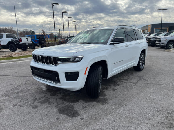 2025 Jeep GRAND CHEROKEE L OVERLAND 4X4 - Image 2