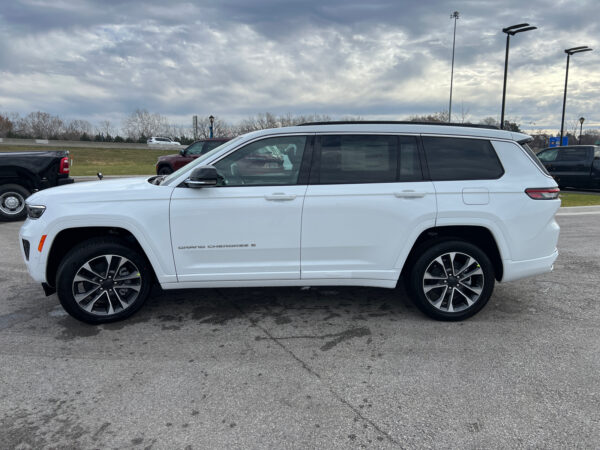 2025 Jeep GRAND CHEROKEE L OVERLAND 4X4 - Image 5