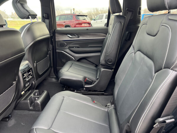 2025 Jeep GRAND CHEROKEE L OVERLAND 4X4 - Image 12