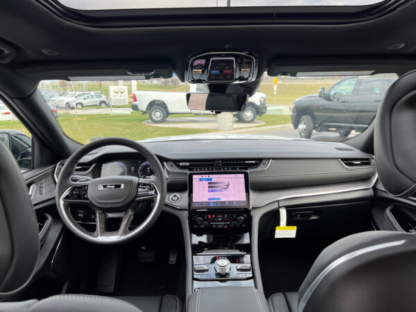 2025 Jeep GRAND CHEROKEE L OVERLAND 4X4 - Image 9