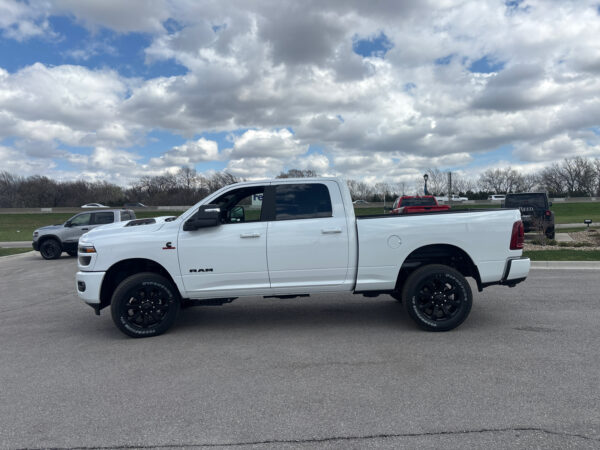 2025 RAM 2500 LARAMIE CREW CAB 4X4 - Image 5