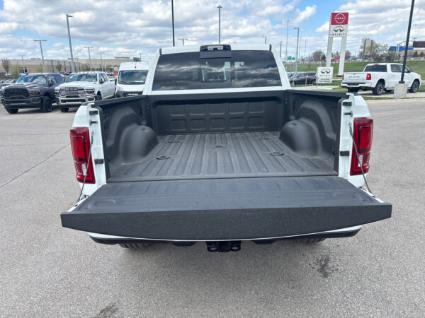 2025 RAM 2500 LARAMIE CREW CAB 4X4 - Image 9