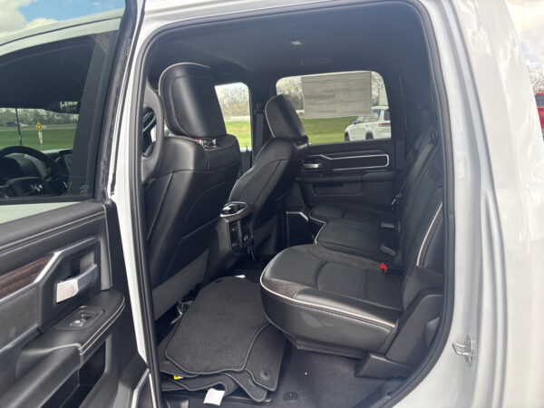 2025 RAM 2500 LARAMIE CREW CAB 4X4 - Image 12