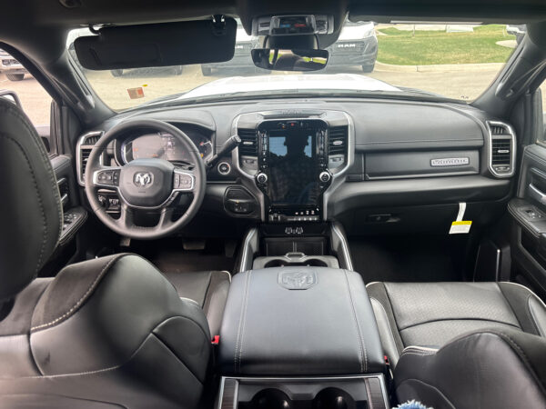 2025 RAM 2500 LARAMIE CREW CAB 4X4 - Image 11