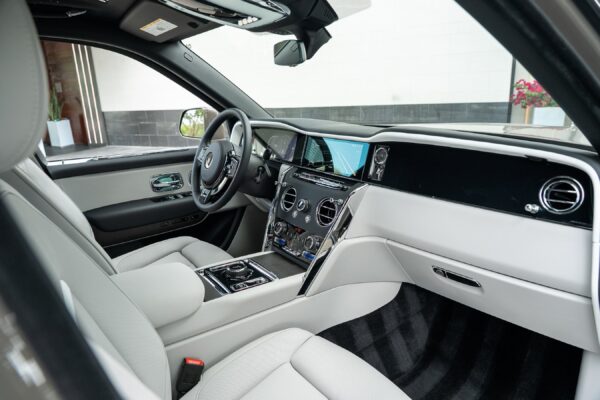 2025 Rolls-Royce Cullinan - Image 3