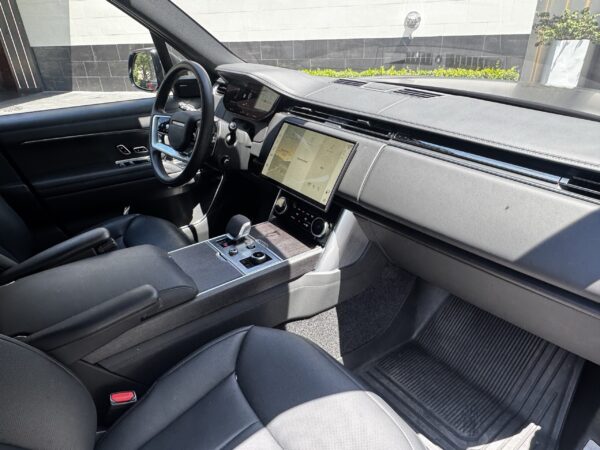 2023 Land Rover Range Rover SE - Image 10