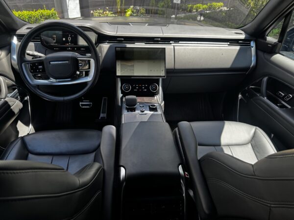 2023 Land Rover Range Rover SE - Image 12