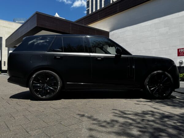 2023 Land Rover Range Rover SE - Image 3