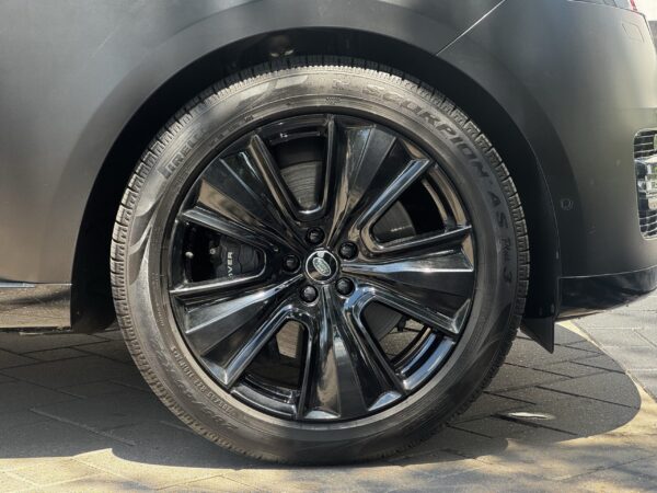 2023 Land Rover Range Rover SE - Image 11