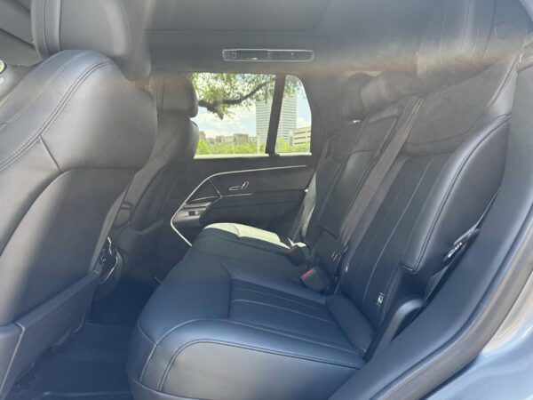 2023 Land Rover Range Rover SE - Image 9